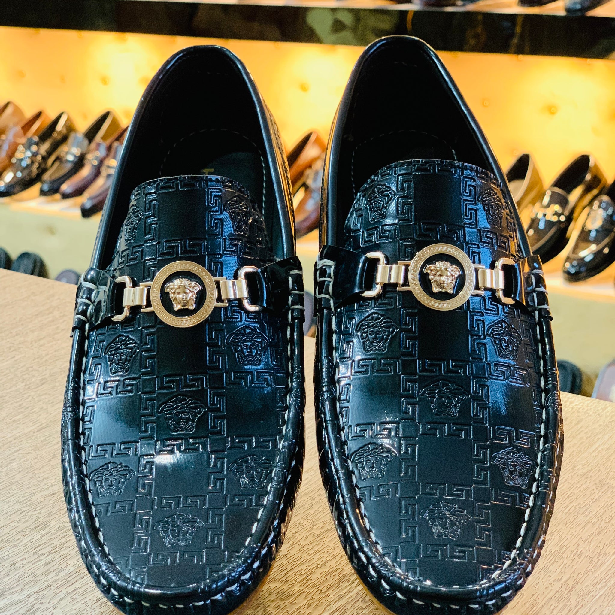 SHINY TEXTURED BLACK LOAFER