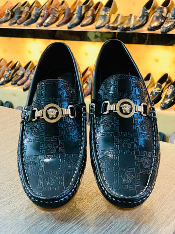 SHINY TEXTURED BLACK LOAFER